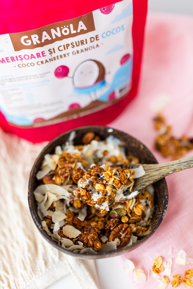 sundaybites granola cu merișoare și fulgi de cocos
